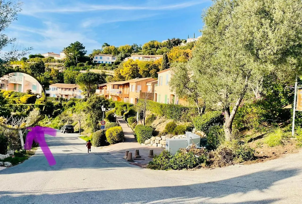 Appartement Vue mer Golf de St Tropez avec piscine 4 personnes Les Issambres